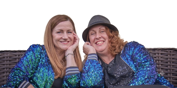 Die Sängerinnen von 2FOUR2: Kätti und Lisa