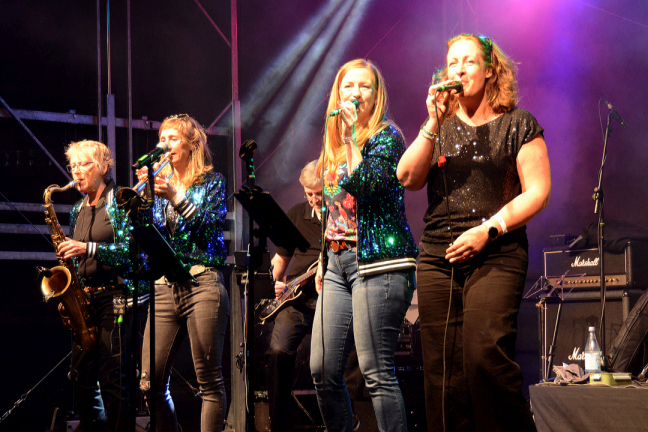 Die Band 2FOUR2 auf der Bühne